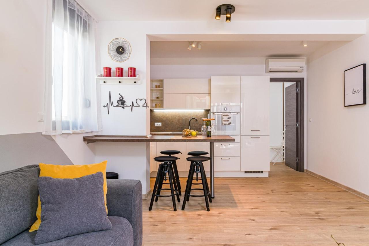 Apartment M****, New City Apartment + Parking Pula Exterior photo