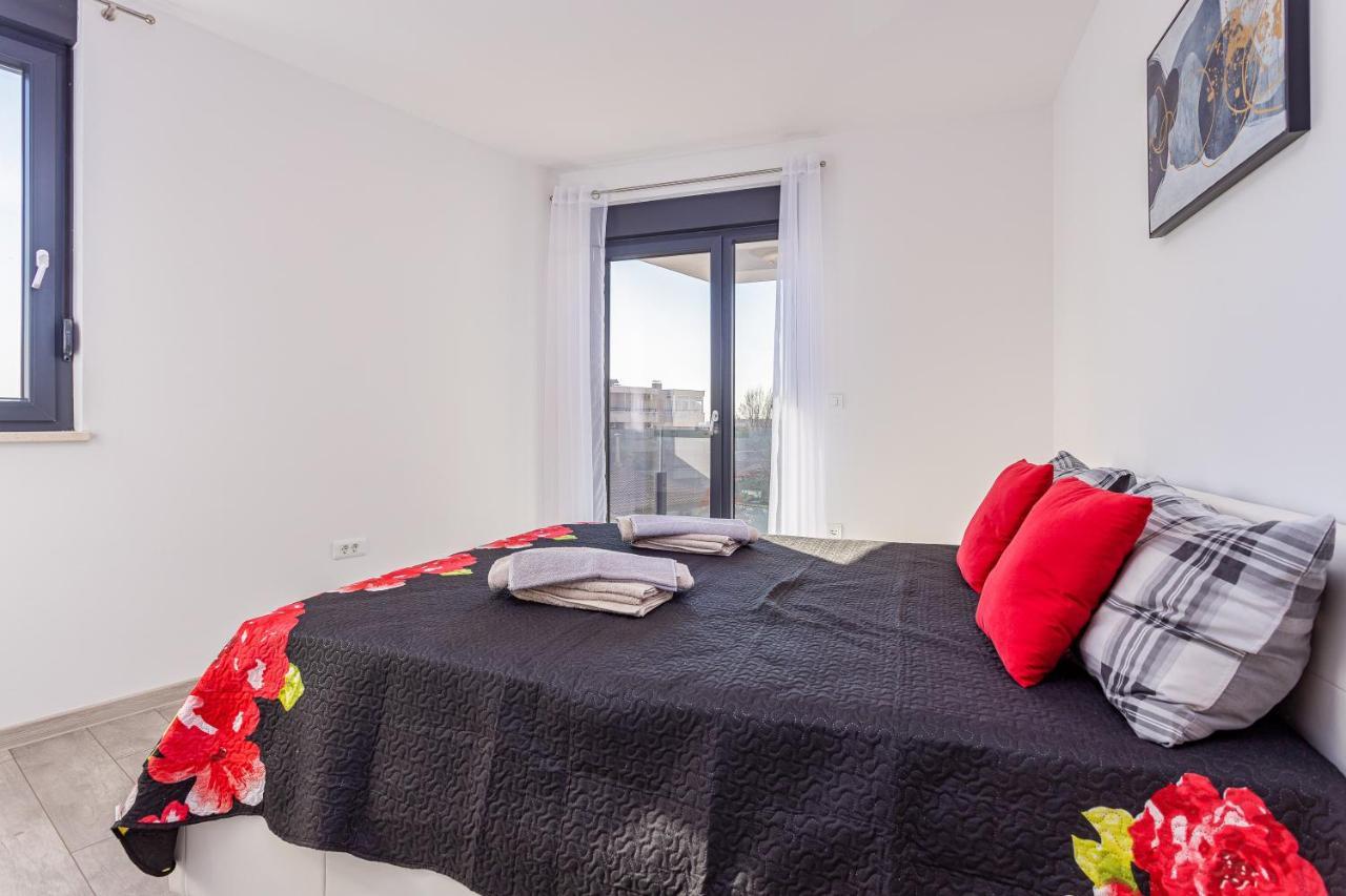 Apartment M****, New City Apartment + Parking Pula Exterior photo